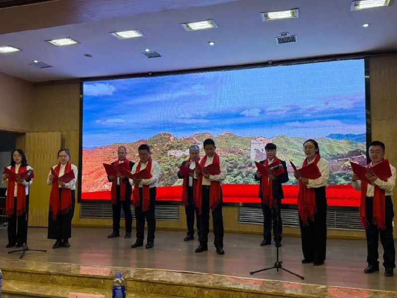 新黨員楊樹寧、劉斌、安兆杰、孫廣陽、化軼男、蘭俊沙、聶曉培、楊華斌、董少敏表演朗誦《我是農(nóng)工黨員》